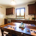 Вилла Lovely Cosy Villa, Jacuzzi, Nature Камайоре